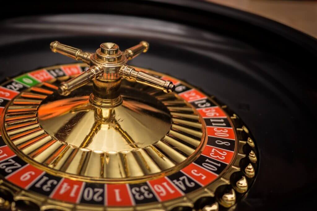 Hier sieht man ein Roulette-Rad im Casino