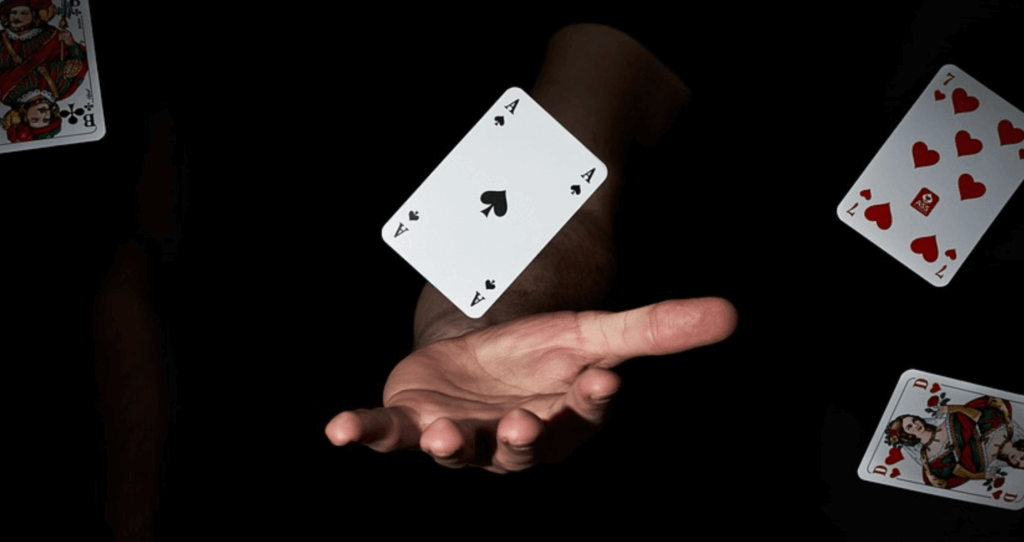 Spielkarten in einer Hand