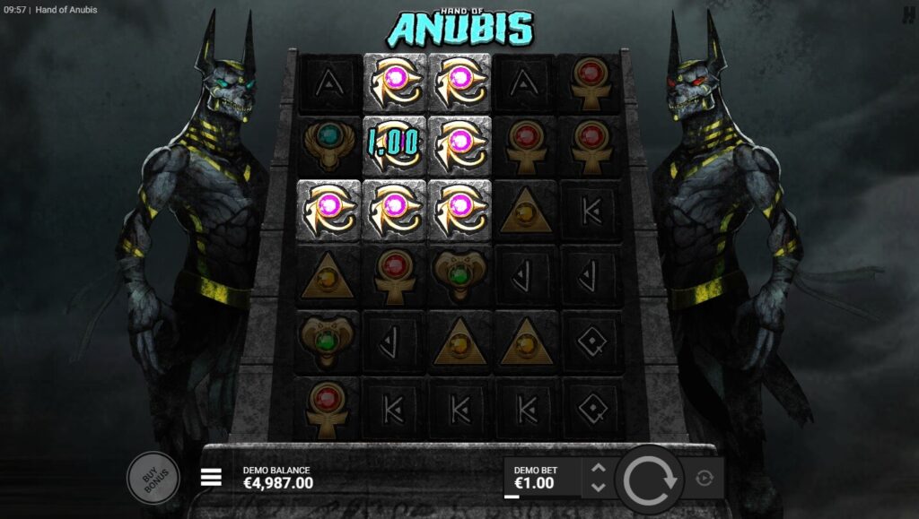 Der Hand of Anubis Slot verwendet keine Gewinnlinien, sondern das Cluster-System